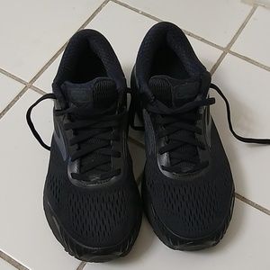 Brooks 9 wide black running shoes